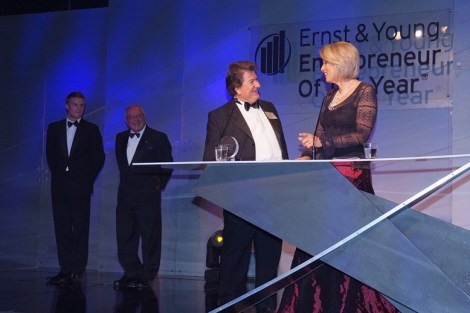 Το 2008 βραβεύτηκε από το Εμπορικό Επιμελητήριο της Ωκεανίας ως ο πιο ισχυρός επιχειρηματίας της Αυστραλίας, διάκριση που βασίστηκε κυρίως στην εντυπωσιακή ρευστότητα που εμφανίζεται στο ταμείο των επιχειρήσεών του