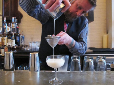 Ο 40χρονος μπάρμαν Τζεφ Φέιλ παρασκευάζει το κοκτέιλ Nicolaki (Lavanya Ramanathan/The Washington Post)