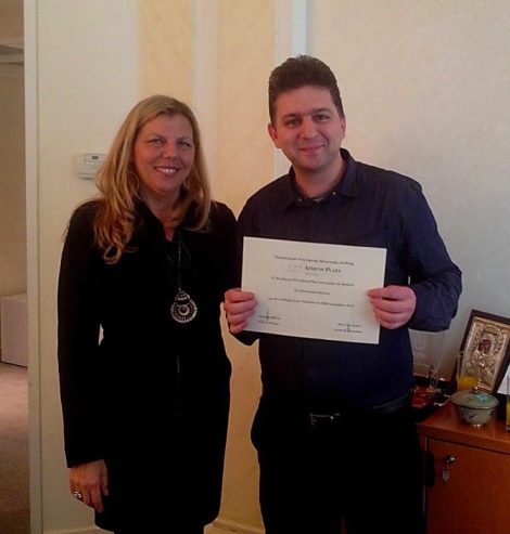 Η γενική διευθύντυρια του NJV Athens Plazza Αφροδίτη Αρβανίτη  συγχαίρει το Βασίλη Παπανικήτα 