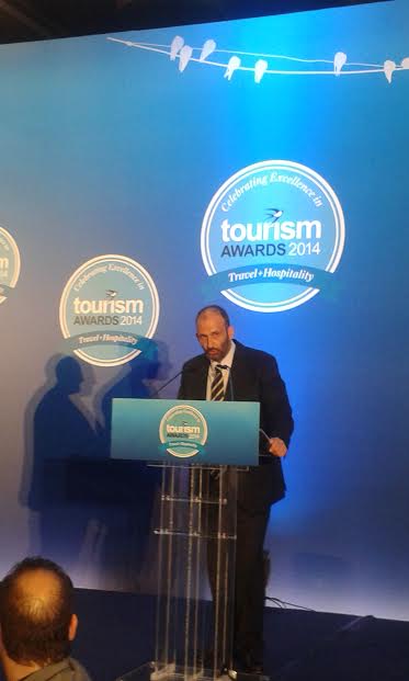 Ο  Πάνος Παλαιολόγος, Πρόεδρος & Ιδρυτής της HotelBrain παραλαμβάνει το βραβείο για το Braining Centre.