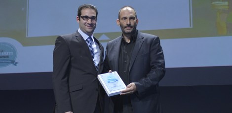 Ο Π. Παλαιολόγος της HotelBrain παραλαμβάνει χρυσό βραβείο από τον Ι. Δημόπουλο της Atnet Communications 