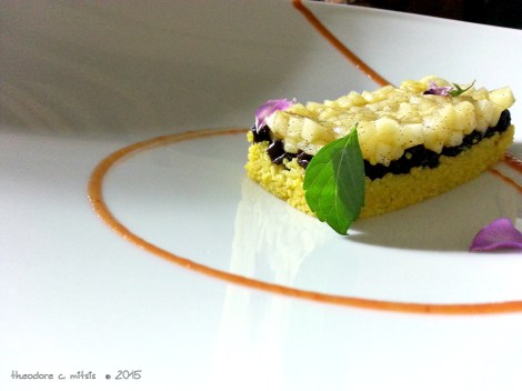 μηλόπιτα σε γλυκόξινο κους κους με κουρκουμά, μήλα ποσέ & μαύρες σταφίδες