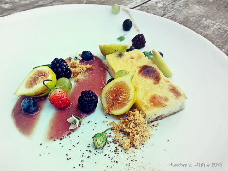 Γαλατόπιτα με σταφίδες, φρέσκα φρούτα & κρέμα βατόμουρου