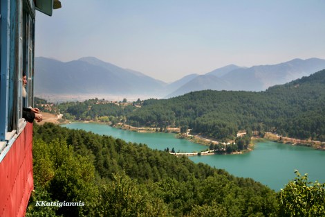 Το εντυπωσιακό μοναστήρι του Αγίου Γεωργίου που αγναντεύει την λίμνη Δόξας, είναι πλέον πολύ δημοφιλής προορισμός