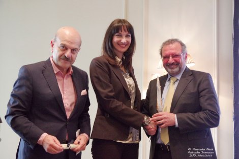 Η Αν. Υπουργός Τουρισμού κα. Ελ. Κουντουρά και ο Πρόεδρος της FEDHATTA , κ. Λ. Τσιλίδης, παραδίδουν βραβείο στον Πρόεδρο της ΑΒΤΑ, Mr. Noel Josephides