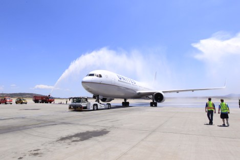 Η παραδοσιακή «υδάτινη αψίδα» καλωσορίζει την έναρξη της απευθείας πτήσης UA125 Αθήνα – Νέα Υόρκη / Newark της United Airlines (26 Μαΐου)